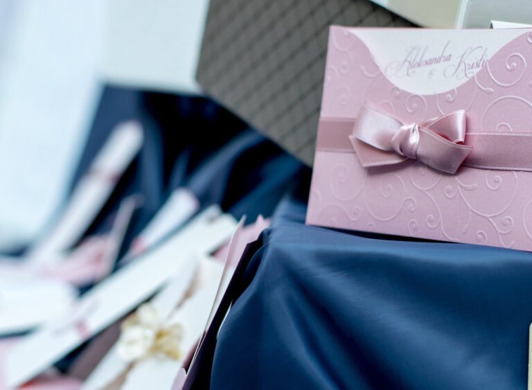 Die perfekte Hochzeitseinladung gestalten: Wie es richtig geht!